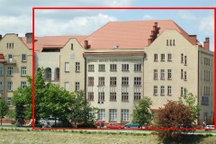 Budynek WSPiA w Przemyślu, front, widok od strony ul. Wyb. Marsz. J. Piłsudskiego, obiekt do sprzedania oznaczono ramką w kolorze czerwonym.