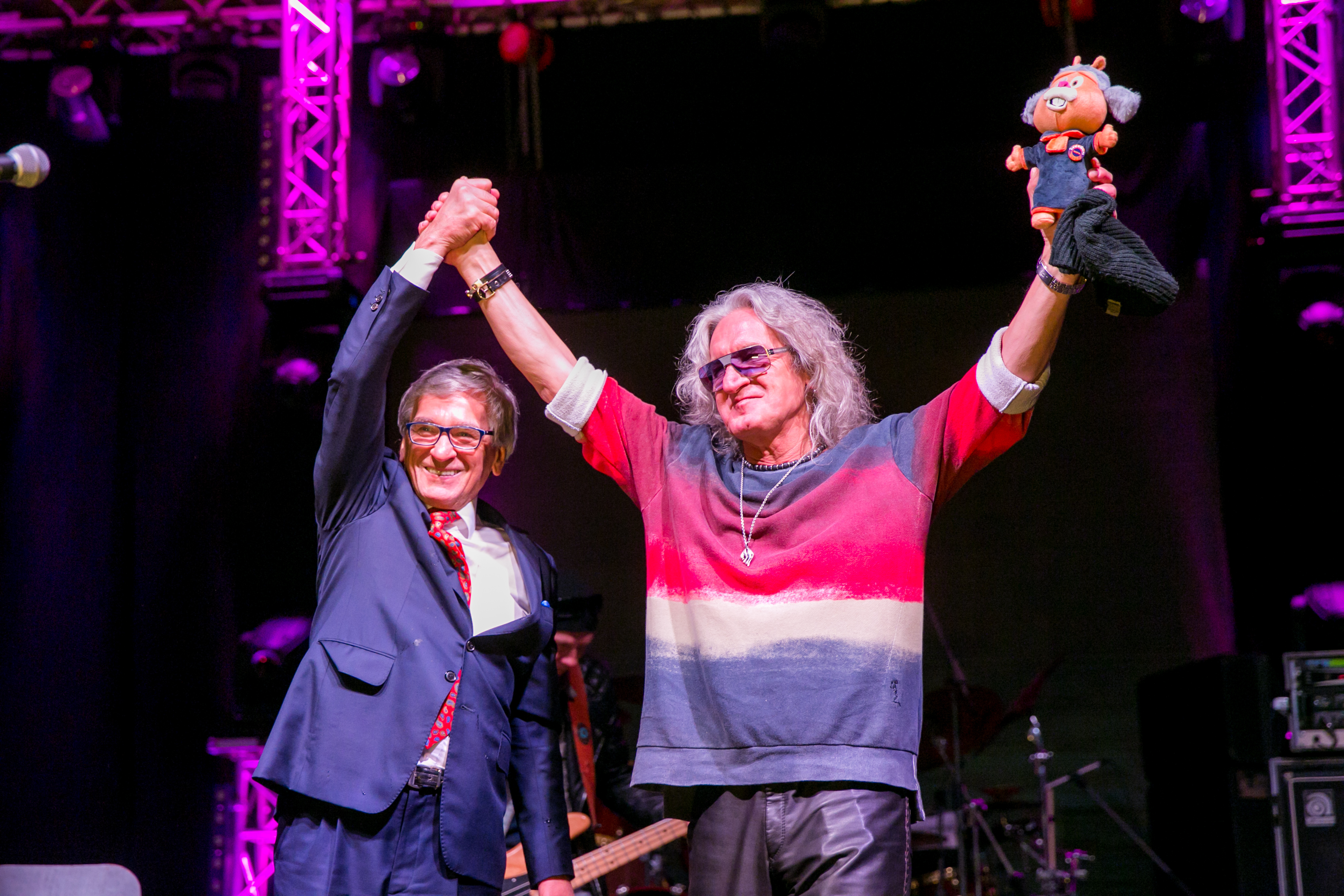 2016 WSPiA Przenosi siedzibę do Rzeszowa i organizuje dla mieszkańców Rzeszowa koncert zespołu Perfekt. Prof. Jerzy Posłuszny i Grzegorz Markowski w towarzystwie maskotki WSPiA Chomika Macieja