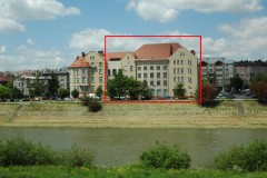 Budynek WSPiA w Przemyślu, front, widok od strony ul. Wyb. Marsz. J. Piłsudskiego, obiekt do sprzedania oznaczono ramką w kolorze czerwonym.